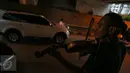 Oxill bermain biola menghibur pengendara yang terjebak macet di Jakarta, Rabu (6/1/2016). Dengan bermodal biola dan mini amplifier bertenaga aki motor, pria 32 tahun itu menghibur para pengendara yang melintas (Liputan6.com/Faizal Fanani)