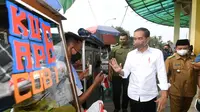 Presiden Joko Widodo atau Jokowi blusukan ke Pasar Cibinong, Kabupaten Bogor, dan Pasar Gunung Batu, Kota Bogor, Selasa (17/5/2022). (Biro Pers, Media, dan Informasi Sekretariat Presiden)