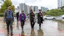 Petugas dan instruktur sensus tiba di sebuah komunitas untuk mencatat data kependudukan di Wilayah Qianxi, Bijie, yang terletak di Provinsi Guizhou, China pada 1 November 2020. China pada Minggu (1/11) memulai sensus populasi nasional ketujuh. (Xinhua/Geng Yuhe)