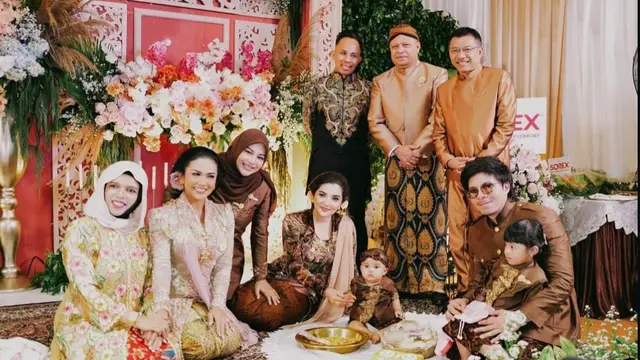 Keluarga Atta Halilintar dan Aurel Hermansyah dalam tedak siten Azura