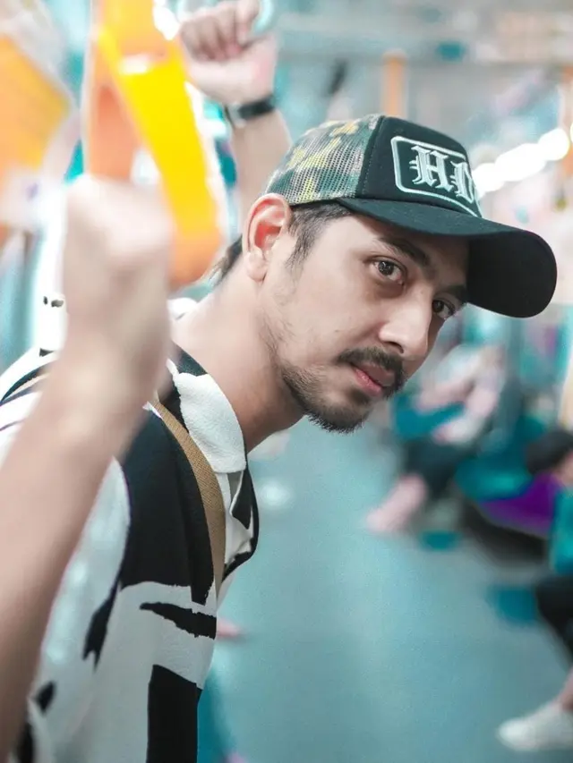 Pesona Arya Saloka saat Naik MRT