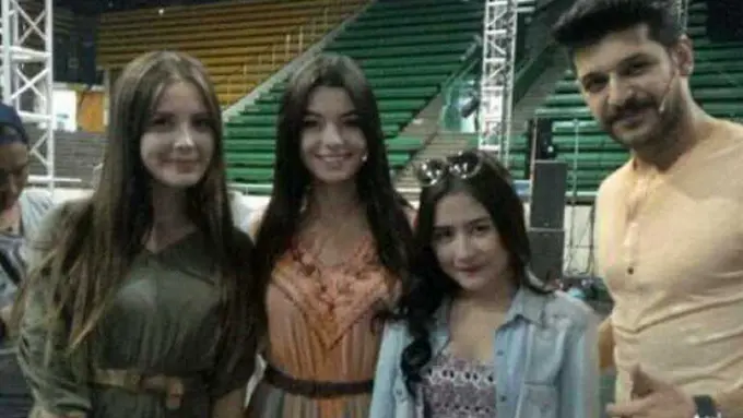 Prilly Latuconsina dengan para pemain serial drama Elif