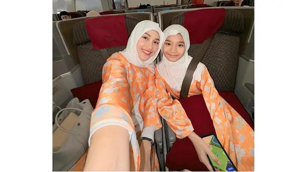 6 Potret Ayu Ting Ting dan Bilqis Berangkat Umrah, Akhir Tahun Bareng Keluarga