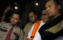 Raut malu 3 tersangka suap Bank Banten pakai rompi tahanan KPK