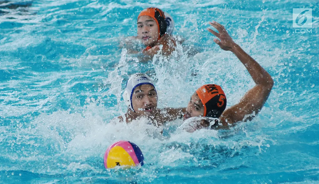Pemain DKI Jakarta, Maulana B (kanan) berebut bola pemain Jawa Barat saat final polo air Kejuaraan Aquatik Indonesia Open 2017 di Stadion Akuatik GBK, Jakarta, Jumat (15/12). DKI Jakarta unggul 12-7. (Liputan6.com/Helmi Fithriansyah)