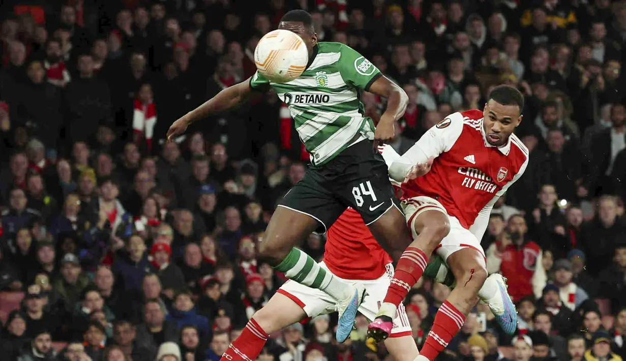 Pemain Sporting CP, Dario Essugo, menyundul bola saat melawan Arsenal  pada leg kedua babak 16 besar Liga Europa di Stadion Emirates, Jumat (17/3/2023). Pemenang antara Arsenal dan Sporting CP harus ditentukan lewat adu penalti karena agregat kedua tim masih imbang 3-3. (AP Photo/Ian Walton)