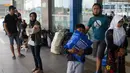 Menurut keterangan petugas, suasana terminal Pulogebang pagi ini tak seramai kemaren sore yang mencapai kurang lebih 3.000 penumpang. (Liputan6.com/Herman Zakharia)