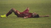 Gelandang Timnas Indonesia, Saddil Ramdani, tampak kecewa usai dikalahkan Jepang pada laga AFC U-19 Championship di SUGBK, Jakarta, Minggu (25/10). Indonesia kalah 0-2 dar Jepang. (Bola.com/Vitalis Yogi Trisna)