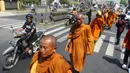 Para Biksu Buddha atau Banthe itu tiba di Pekalongan setelah bertolak dari Cirebon. Mereka tiba setelah menempuh perjalanan sejauh 128 kilometer dari perbatasan Cirebon. (merdeka.com/Arie Basuki)