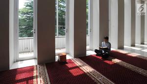 Seorang umat muslim membaca Alquran di Masjid Al-Madinah, Parung, Bogor, Selasa (7/5/2019). Sejumlah umat muslim meningkatkan ibadah pada bulan suci Ramadhan 1440 H dengan membaca Alquran (tadarus), shalat berjamaah, berdoa dan dzikir di masjid. (merdeka.com/Arie Basuki)
