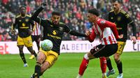 Bek Manchester United, Noussair Mazraoui, menghalau bola tembakan dari gelandang Sunderland, Chemsdine Talbi, dalam laga pekan 36 Premier League 2025/2026 di Stadium of Light, Sabtu (9/5/2026). (ANDY BUCHANAN / AFP)
