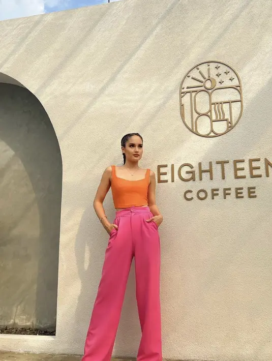 Menampilkan kesan musim panas, pilihan warna oranye dan pink juga bisa jadi pilihan warna seru yang menjanjikan. [Foto: Instagram/ Cinta Laura]