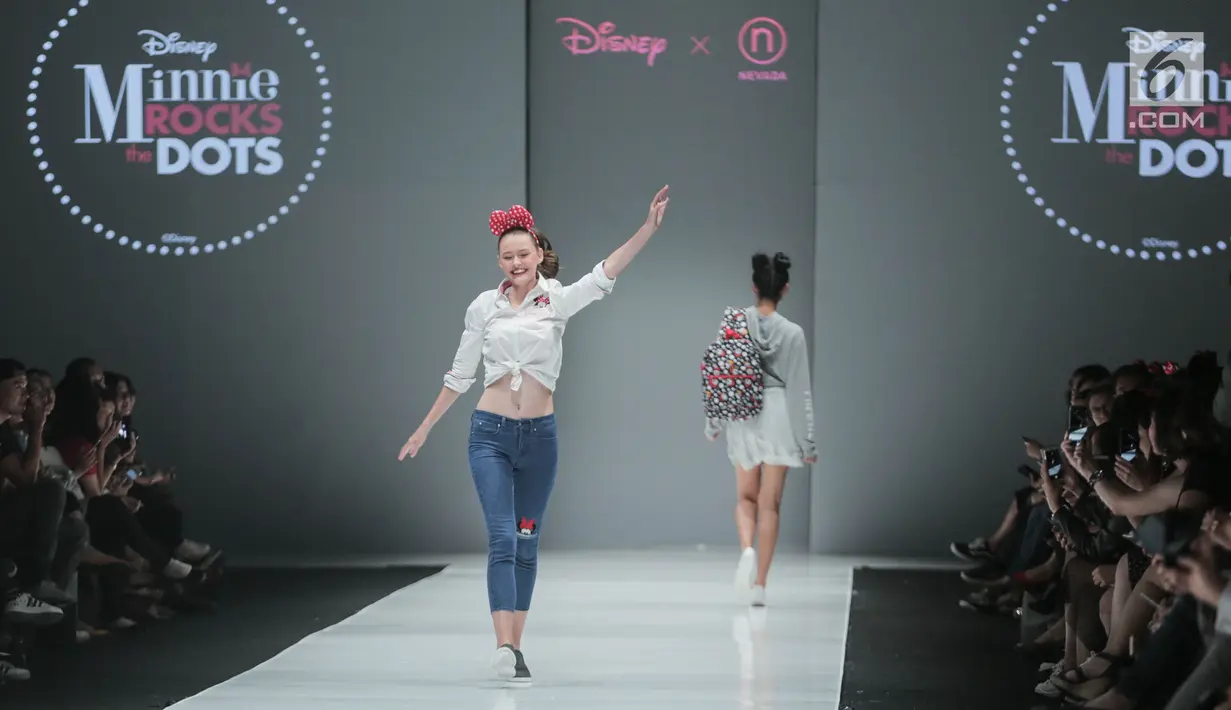 Model memperagakan baju koleksi Matahari Department Store pada Jakarta Fashion Week 2018 di Senayan City, Selasa (24/10). Mengangkat tema Rocks & Fun, koleksi tersebut menandai lima tahun keikutsertaan Matahari dalam ajang JFW (Liputan6.com/Faizal Fanani)