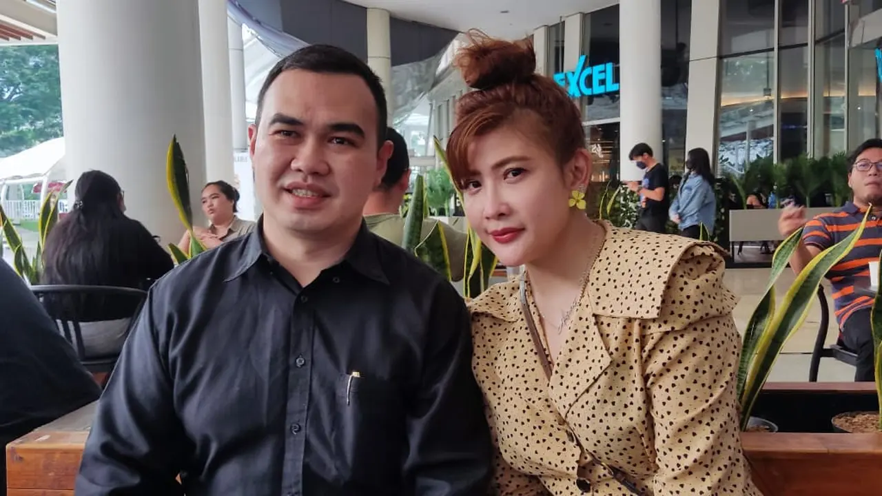 Selebgram Angie Lie bersama pengacaranya Sendi Sanjaya dalam jumpa pers di bilangan Tanjung Duren Jakarta Barat, Selasa (12/4/22).