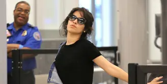 Camila Cabello melakukan keisengan di airport. Tahu dirinya dipotret paparazzi, Camila malah berpose kocak dan bikin ngakak. (Splash News/Cosmopolitan)