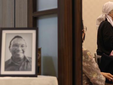 Foto mendiang Bob Tutupoly diletakkan dekat ruangan tempat mendiang Bob Tutupoly disemayamakan di Rumah Duka RS Siloam Semanggi, Jakarta Selatan, Selasa (5/7/2022). Penyanyi legendaris Bob Tutupoly meninggal dunia di usia 82 tahun pada Selasa, 5 Juli 2022, setelah dirawat di Rumah Sakit Mayapada Jakarta Selatan. (Liputan6.com/Herman Zakharia)