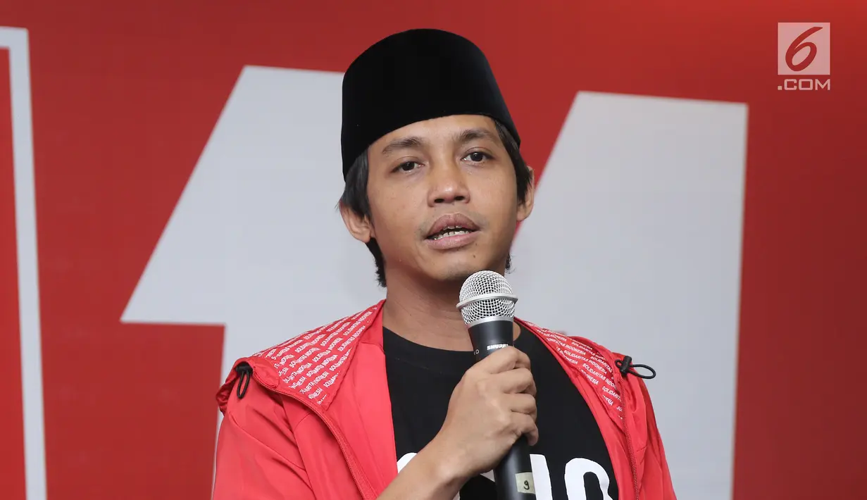 Sekjen PSI, Raja Juli Antoni memberi keterangan saat konferensi pers di kantor DPP PSI, Jakarta, Jumat (1/6). Bareskrim Polri telah memberhentikan kasus dugaan pelanggaran pemilu oleh Partai Solidaritas Indonesia (PSI). (Liputan6.com/Herman Zakharia)