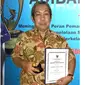 Berkat usaha kulit kerang, Efdalius Ruswandi menjadi Juara II Penghargaan Adibakti Mina Bahari 2015 kategori UPPN Skala Mikro Terbaik.