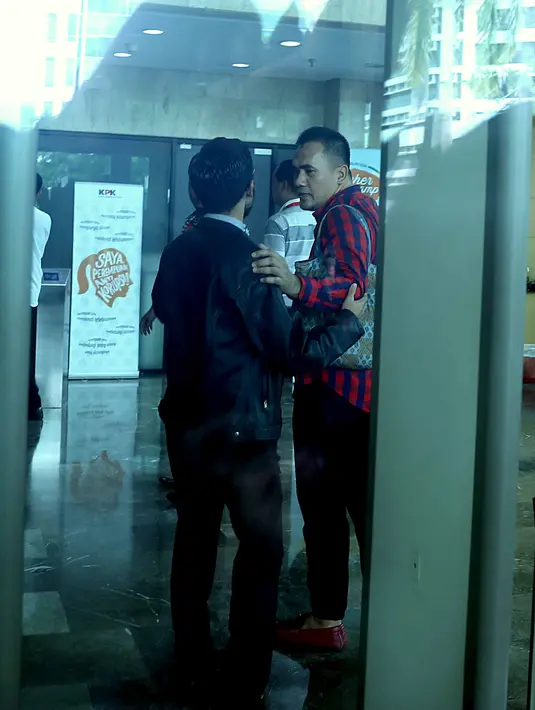 Seperti diketahui, terpidana kasus pencabulan Saipul Jamil ditetapkan sebagai tersangka kasus suap panitera PN Jakarta Utara, tempat kasusnya disidangkan. Ia resmi ditetapkan sebagai tersangka pada 21 Desember 2016 silam. (Nurwahyunan/Bintang.com)