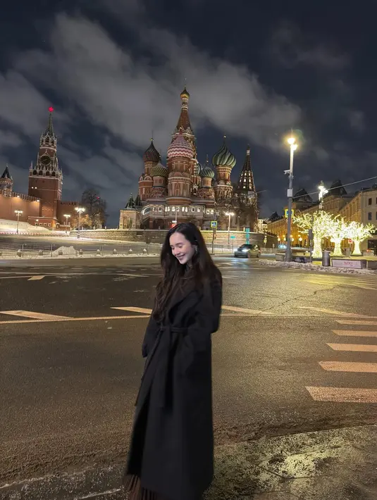 Bergaya feminin, Beby Tsabina terlihat modis padukan pleated skirt dan long coat hitam [@bebytsabina]