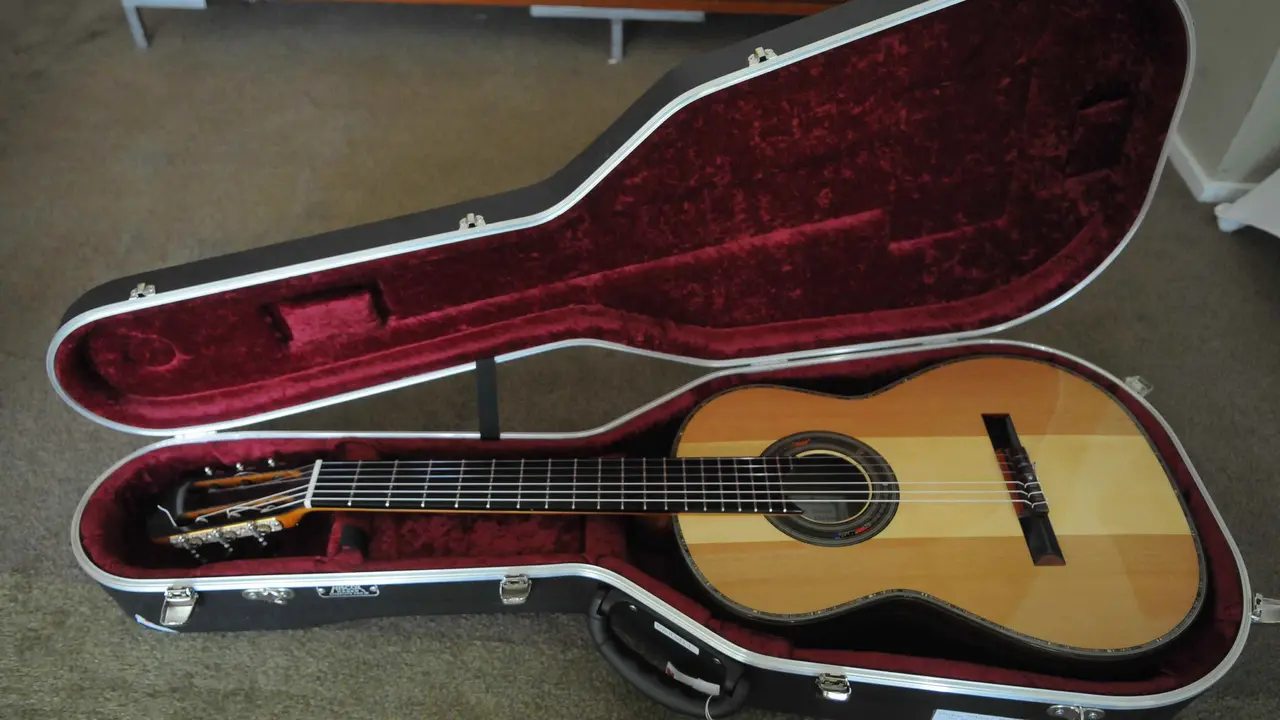 Andrea Tacchi Puji Pembuat Gitar Asal Bandung