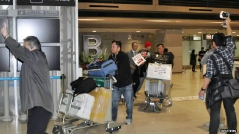 Penumpang turun saat pesawat mendarat di Bandara Narita, Jepang karena penumpang luka setelah turbulensi. (Reuters)