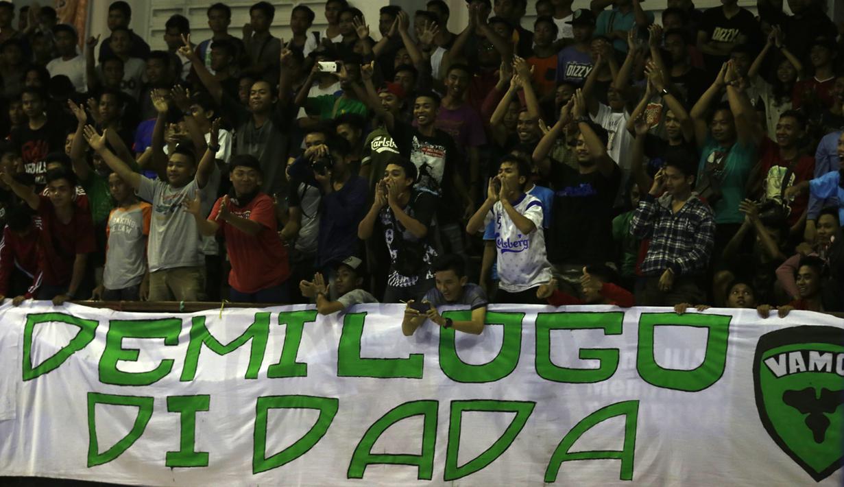 Pendukung tuan rumah Vamos Mataram merayakan gol yang dicetak timnya ke gawang Bintang Timur Surabaya dalam laga Seri III Grup B Wilayah Timur Pro Futsal League 2016 di GOR 17 Desember, Mataram, NTB, Sabtu (12/3/2016). (Bola.com/Arief Bagus)