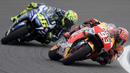 Pebalap Movistar Yamaha, Valentino Rossi (kiri), membayangi pebalap Repsol Honda, Marc Marquez, dalam balapan MotoGP Argentina di Sirkuit Autodromo Termas de Rio Hondo, Senin (4/4/2016) dini hari WIB. (AFP/Juan Mabromata)