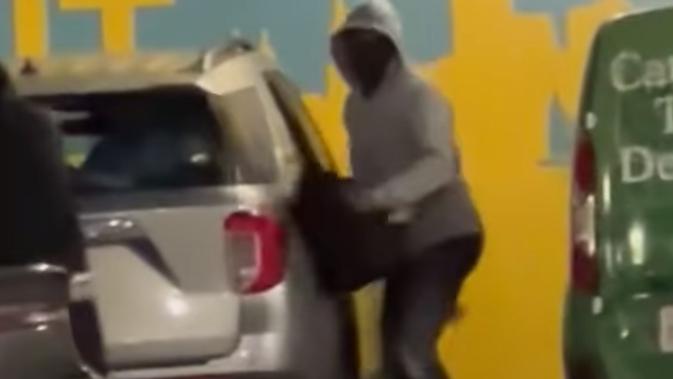 <p>Video viral perampokan mobil WNI di luar negeri.</p>
