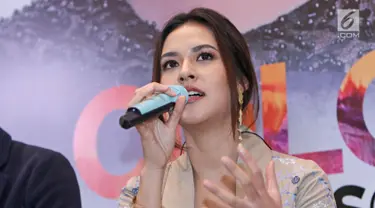 Penyanyi Raisa memberi keterangan saat jumpa pers soundtrack film Ayat-Ayat Cinta 2 di kawasan Setiabudi, Jakarta, Senin (27/11). Raisa mengisi soundtrack film Ayat-Ayat Cinta 2 dengan lagu berjudul "Teduhnya Wanita ". (Liputan6.com/Herman Zakharia)