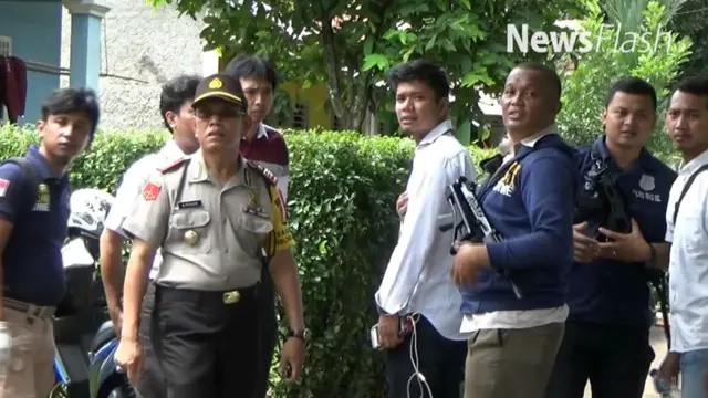Wali Kota Tangerang Selatan Airin Rahmi Diany disambut tiga ledakan disposal bom saat ia mendatangi lokasi penggerebekan terduga teroris. 