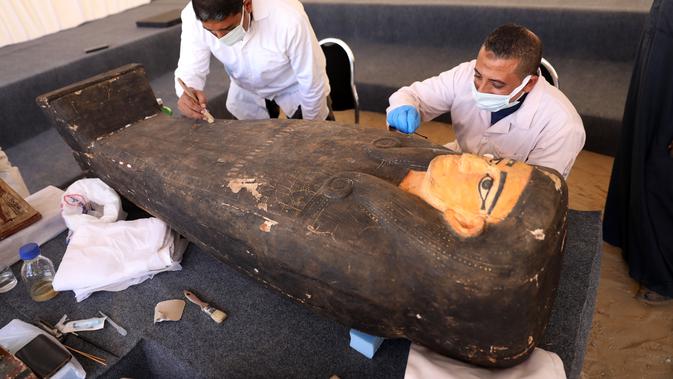 Tim arkeolog bekerja di situs penemuan peti mati kayu berwarna-warni di Provinsi Giza, Mesir, pada 14 November 2020. Kementerian Pariwisata dan Kepurbakalaan Mesir pada Sabtu (14/11) memamerkan 100 peti mati kuno yang baru ditemukan di Provinsi Giza dekat ibu kota Kairo. (Xinhua/Ahmed Gomaa)