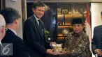Ketua DPR Ade Komarudin memberikan buku kepada mantan Dubes AS untuk Indonesia Robert O Blake di Jakarta, Kamis (14/7). Kedatangan Robert O Blake untuk berpamitan sehubungan masa tugasnya di Indonesia yang telah selesai. (Liputan6.com/Johan Tallo)
