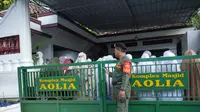 Ratusan jemaah menggelar sholat Idul Fitri di Kompleks Masjid Aolia di Padukuhan Panggang 3, Kalurahan Giriharjo, Kapanewon Panggang, Gunungkidul, Yogyakarta. (Liputan6.com/ Hendro Ary Wibowo)