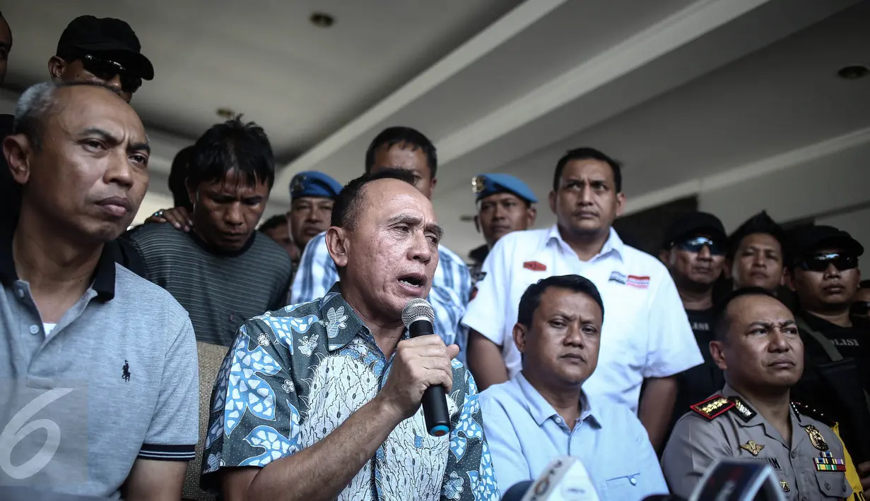 Kapolda Metro Jaya Irjen M Iriawan ketika mengadakan konferensi pers  di Bandara Halim Perdanakusuma, Minggu (1/1). Kapolda menyatakan, dengan tertangkapnya Ius Pane, perburuan para perampok di Pulomas dinyatakan tuntas. (Liputan6.com/Faizal Fanani)