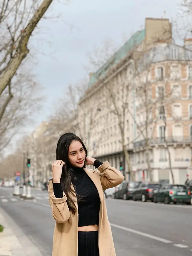 Ke Paris Fashion Week, Ini 7 Gaya Anya Geraldine yang Jadi Sorotan