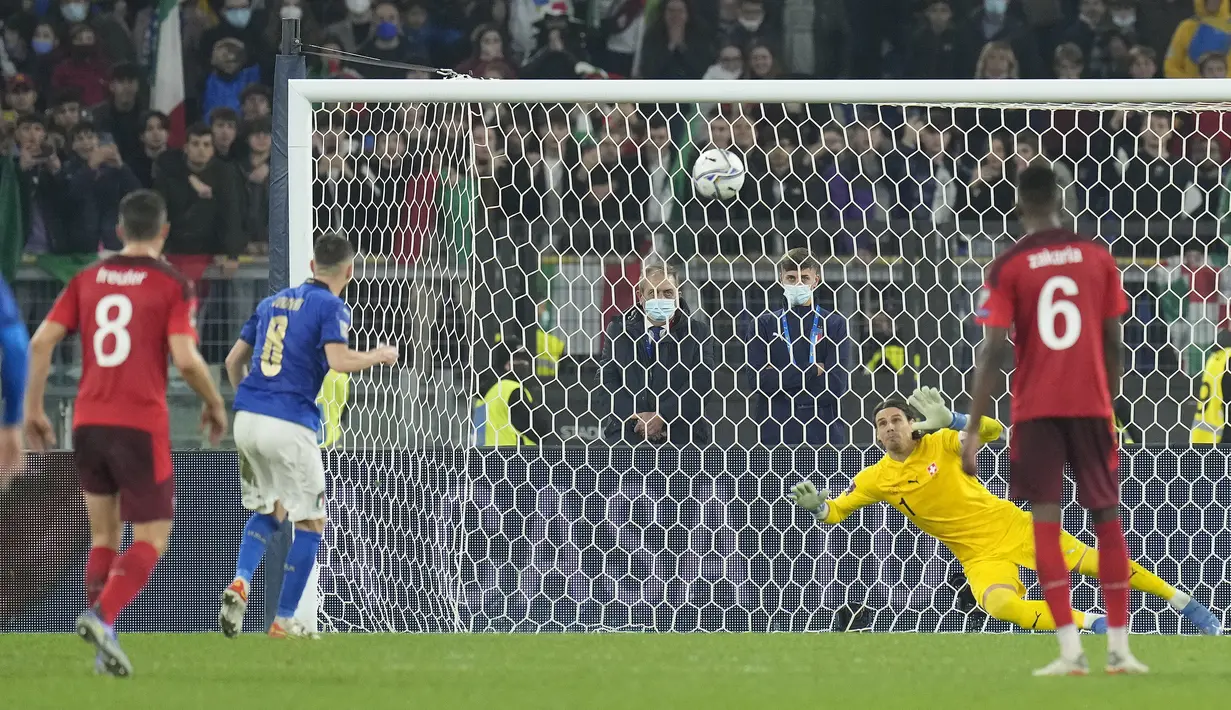 Italia mendapatkan peluang emas pada menit ke-87 ketika Domenico Berardi dijatuhkan oleh Ulisses Garcia di kotak terlarang. Sayangnya, Jorginho yang ditunjuk sebagai eksekutor gagal menunaikan tugasnya. (AP/Gregorio Borgia)