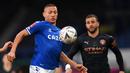 Striker Everton, Richarlison (kiri) menguasai bola di depan bek Manchester City, Kyle Walker dalam laga perempatfinal Piala FA 2020/2021 di Goodison Park, Liverpool, Sabtu (20/3/2021). Everton kalah 0-2 dari Manchester City. (AFP/Paul Ellis/Pool)