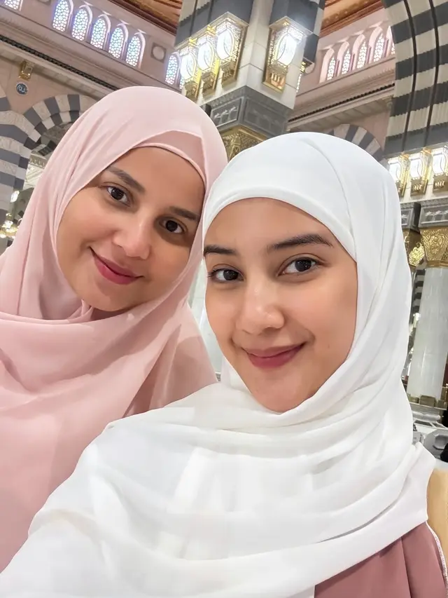 Yunita Siregar Umroh