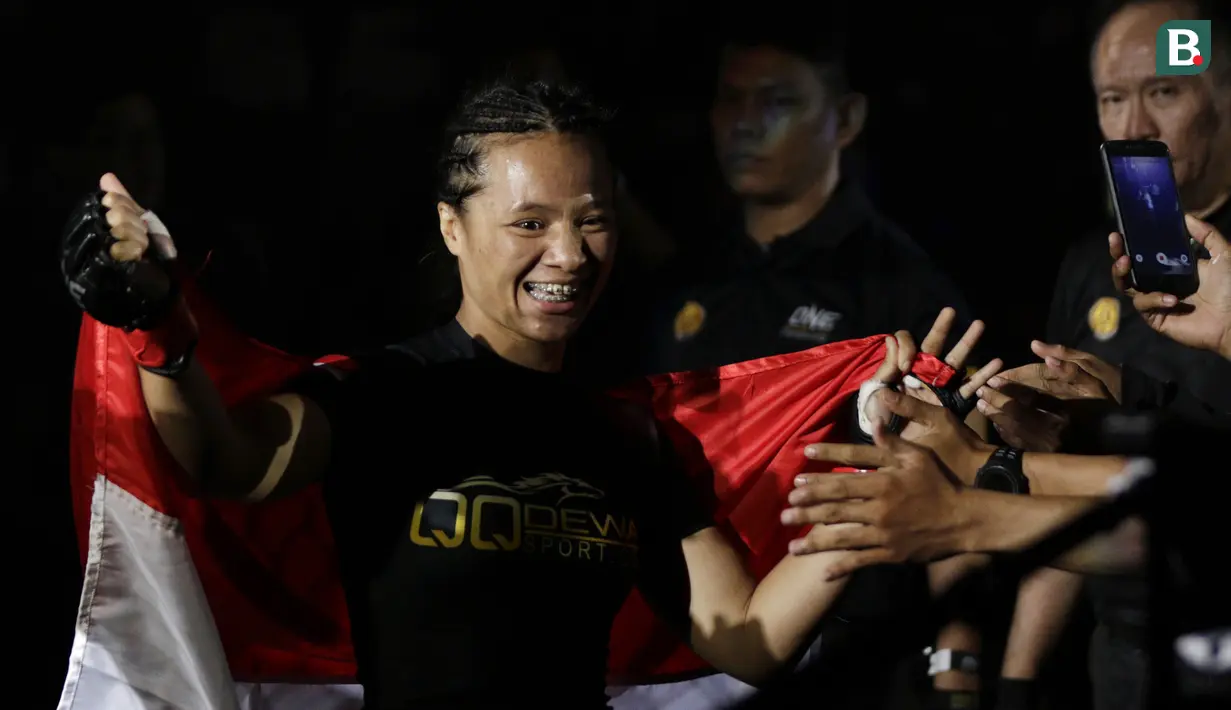 Petarung Indonesia, Priscilla Lumban Gaol, bersiap menghadapi petarung Filipina, Angelie Sabanal, pada laga One Championship di Istora Senayan, Jakarta, Sabtu (17/11). Priscilla meraih kemenangan angka di kelas atomweight. (Bola.com/Yoppy Renato)