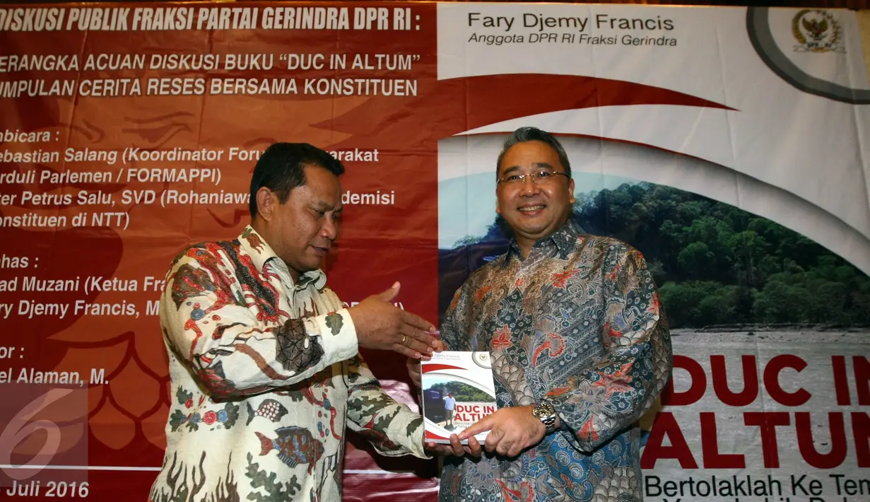 Anggota DPR RI Fraksi Partai Gerindra memberikan simbolis buku kepada Menteri Desa PDT Eko Putro Sandjojo (kanan) saat menghadiri bedah buku di Kompleks Parlemen, Senayan, Jakarta, (28/7). (Liputan6.com/Johan Tallo)