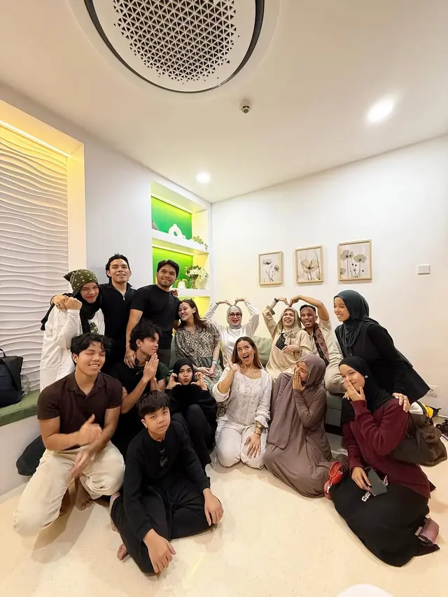 Bahagia jadi nenek, ini 9 potret kompak Reza Artamevia dan Angelina sambut cucu pertama