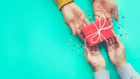 Ilustrasi memberi hadiah/copyright shutterstock