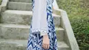 Simple nan anggun untuk kondangan, padukan dress batik dengan hijab segi empat dengan warna tone senada.  [Foto: IG/cutsyifaa].