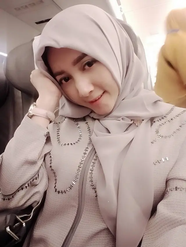 6 Potret Angel Emitasari saat Pakai Hijab, Pedangdut Lamongan yang Jadi Kades