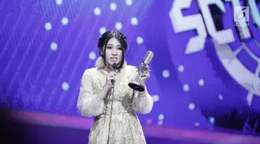 Via Vallen berhasil meraih kategori Penyanyi Dangdut Paling Ngetop dalam acara SCTV Music Awards 2018 di Studio 6 Emtek, Jakarta, Jumat (27/4). Via Vallen berhasil kembali kalahkan Ayu Ting Ting. (Liputan6.com/Faizal Fanani)