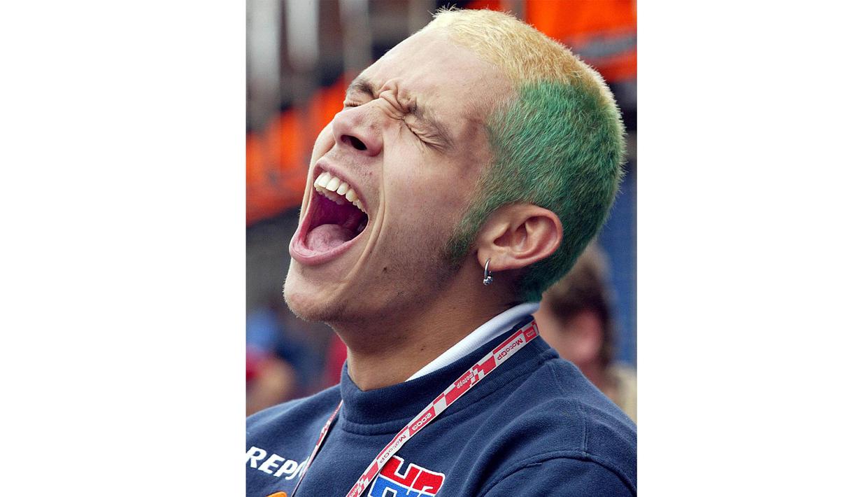 Pebalap MotoGP, Valentino Rossi tampil dengan rambut berwana hijau kombinasi pirang. (AFP/Vanderlei Almeida)