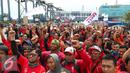 Federasi Pekerja Pelabuhan Indonesia (FPPI) melakukan aksi di Pelabuhan Tanjung Priok, Jakarta, Minggu (1/5). Dalam aksi MayDay 2016 mereka menuntut penyelamatan aset negara. (Liputan6.com/Angga Yuniar)