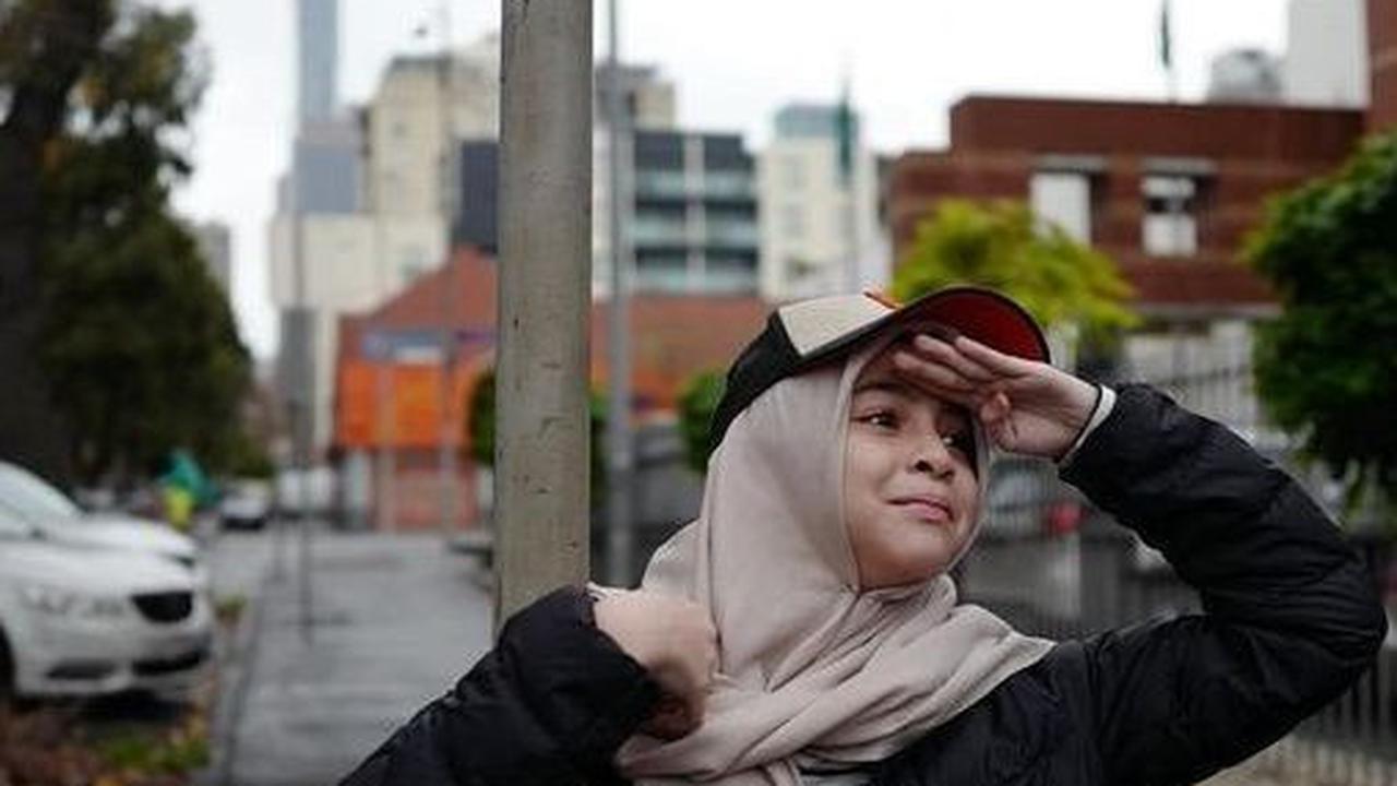 Penampilan terbarunya mencuri perhatian warganet. Tak sedikit yang memuji gaya baru Sienna.