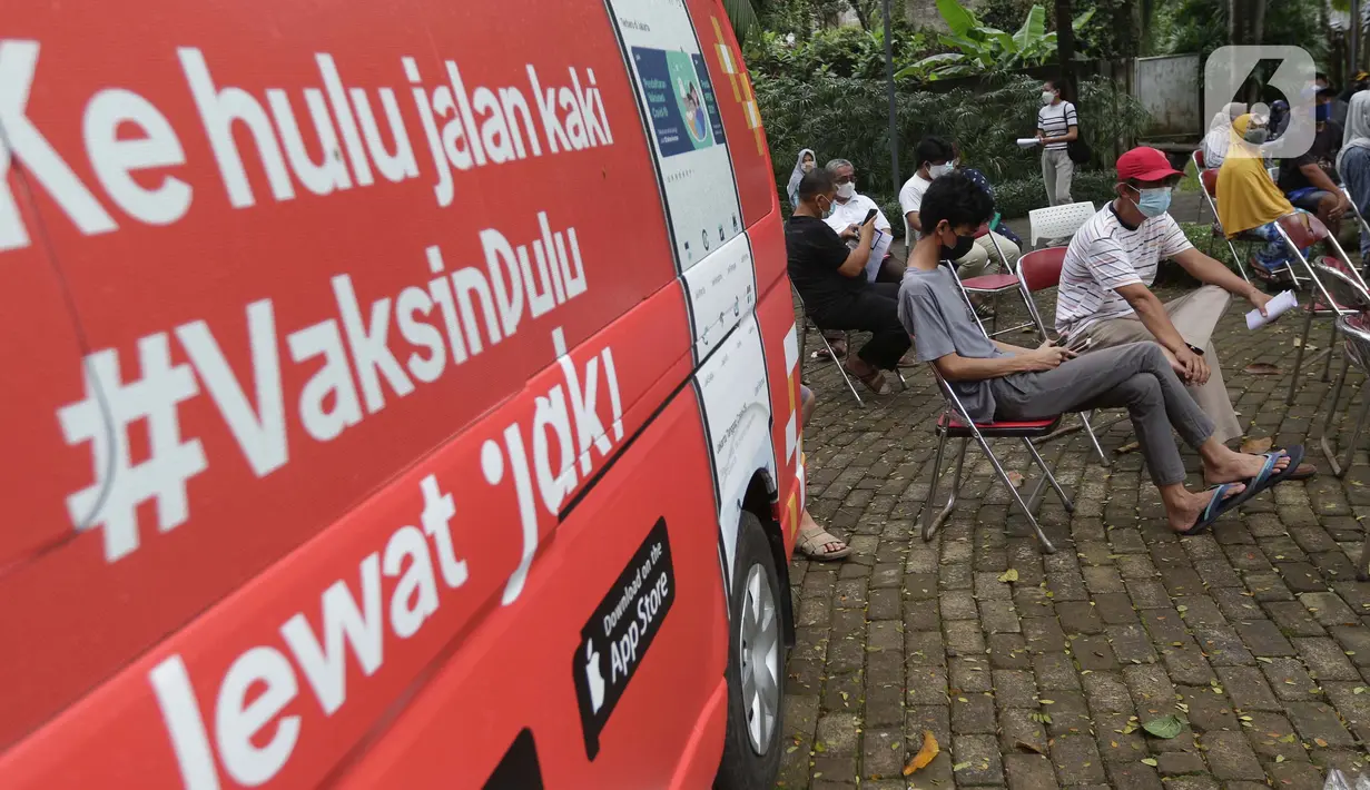 Warga menanti waktu vaksinasi COVID-19 melalui mobil vaksin keliling di Taman Dadap Merah, Kebagusan, Jakarta, Sabtu (10/7/2021). Pelaksanaan vaksinasi melalui mobil vaksin keliling juga diperuntukkan untuk anak usia 12 tahun ke atas. (Liputan6.com/Helmi Fithriansyah)